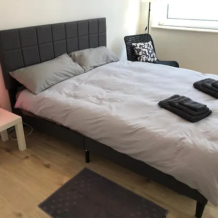 Beautiful New Central 3 Bedroom For 6 Guests *