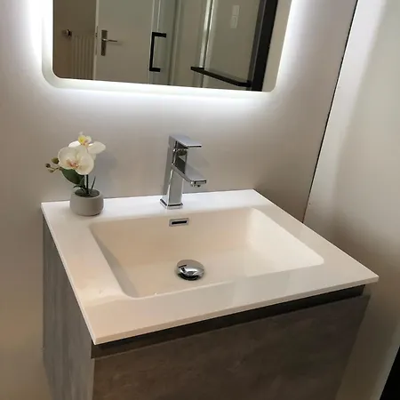 Beautiful New Central 3 Bedroom For 6 Guests * Düsseldorf
